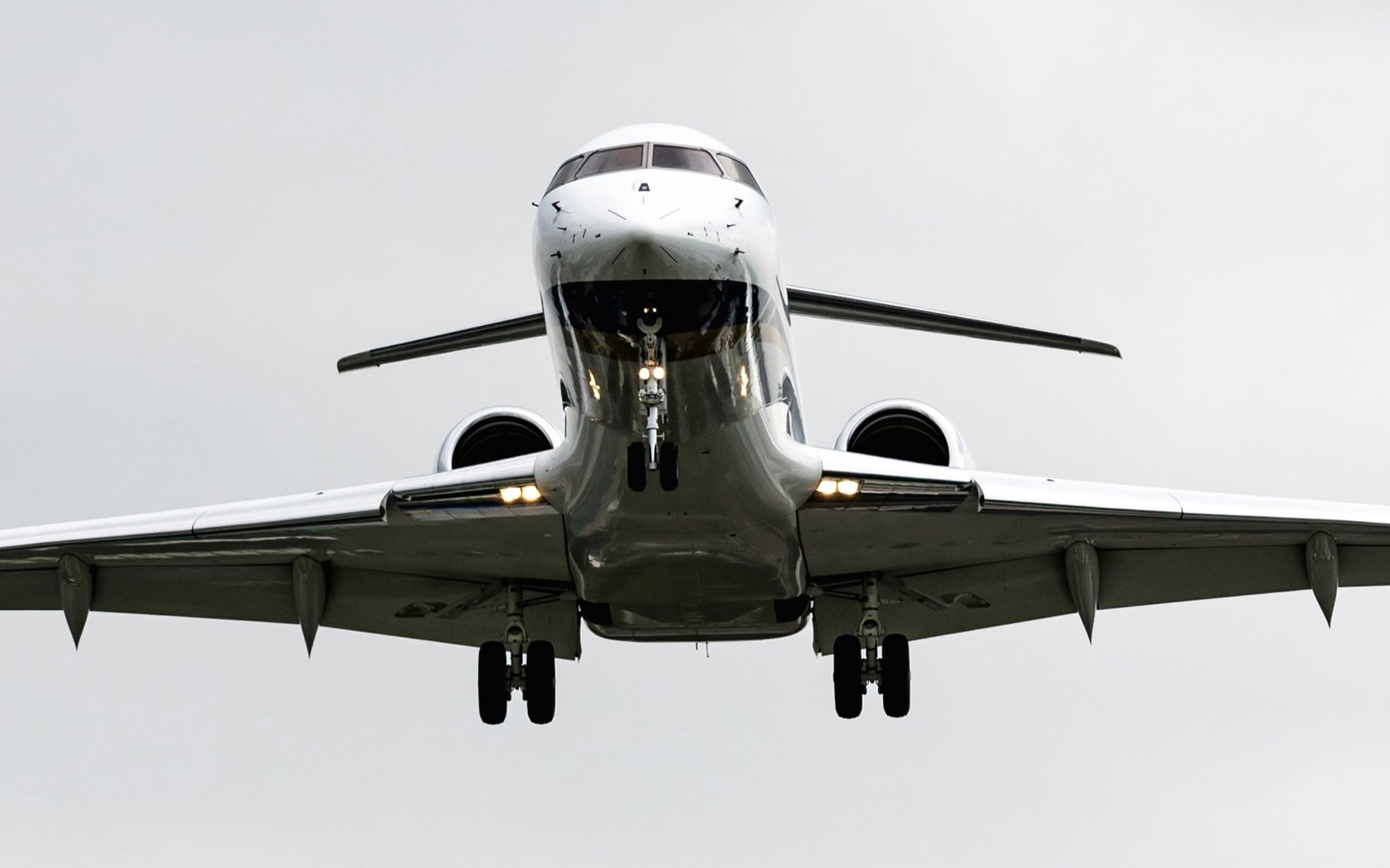 Business jet approaching the runway